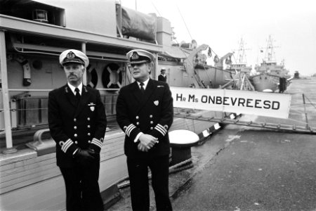 Commando-overdracht Standing Naval Force Channel in Den Helder. Links de nieuwe , Bestanddeelnr 931-1597