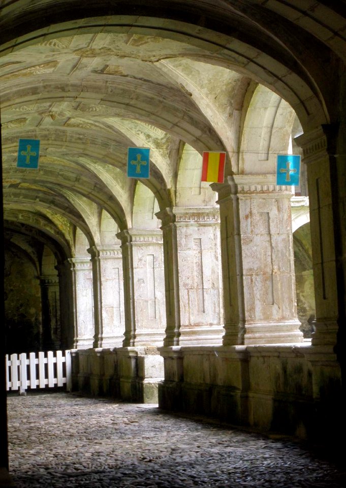 Cornellana - Monasterio de San Salvador, claustro 02