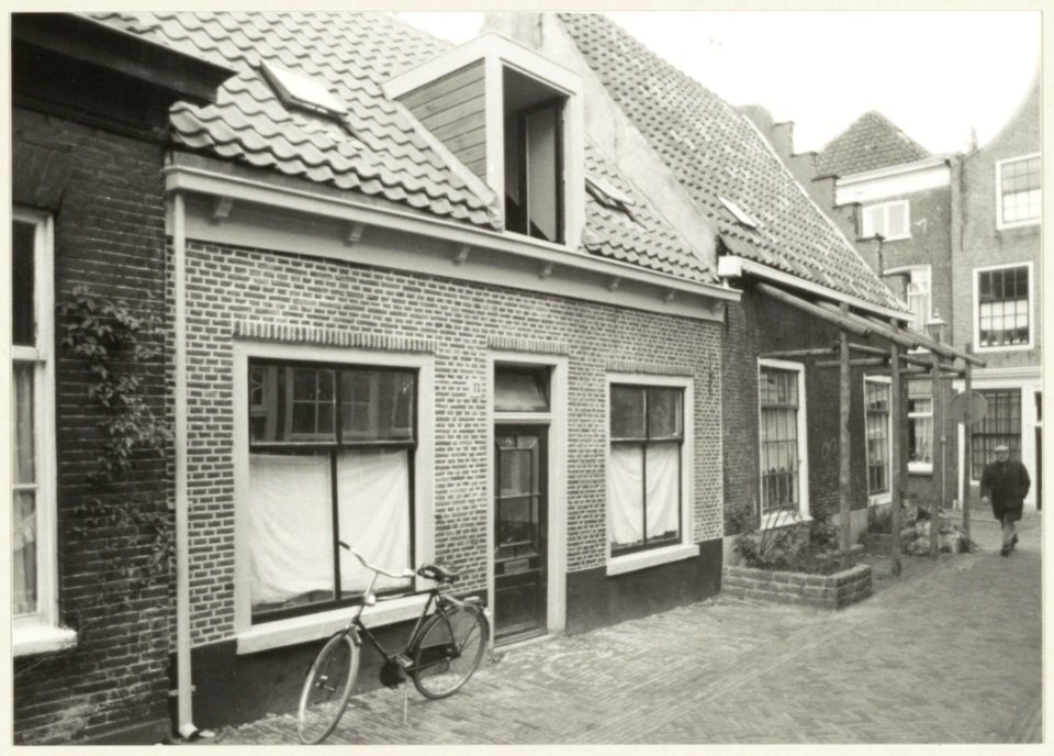 Cornelissteeg 17. Noordzijde, nabij het Klein Heiligland, ziende naar het oosten. NL-HlmNHA 54010438