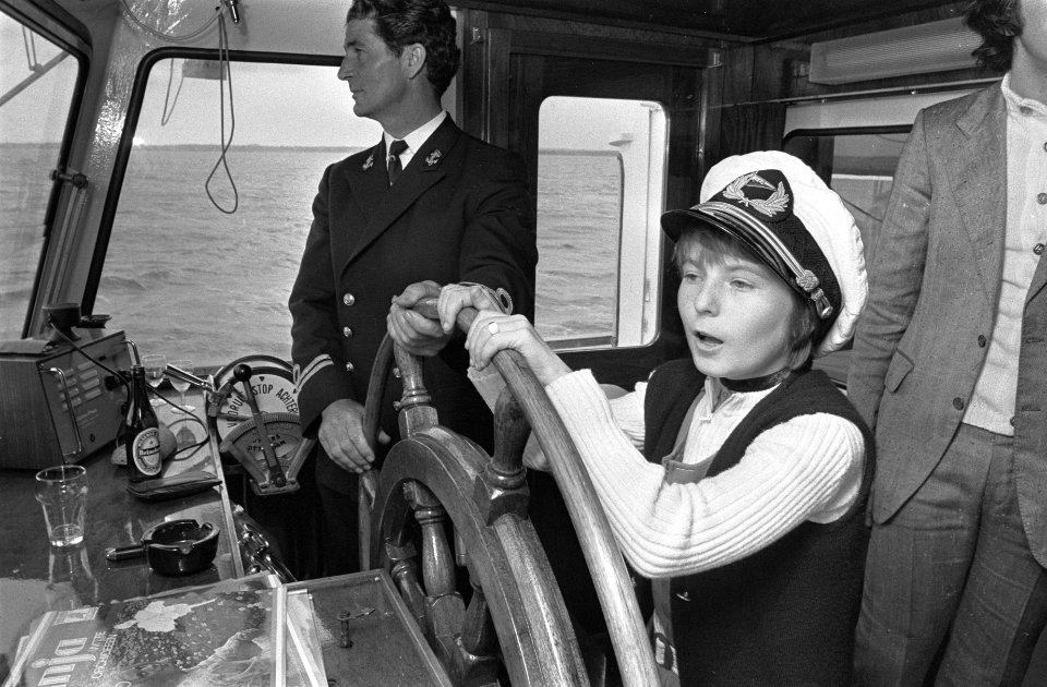 Corrie en de Rekels en Wilma krijgen gouden plaat op schip, Flevomeer Wilma aan, Bestanddeelnr 923-8954