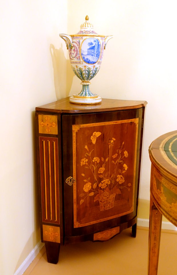 Corner cabinet, Madrid, 1770-1800 AD, pine veneer with marquetry - Museo Nacional de Artes Decorativas - Madrid, Spain - DSC08414