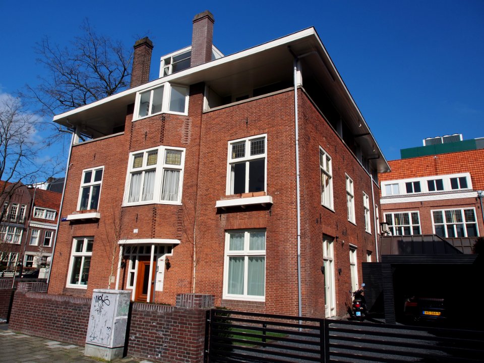 Cornelis Schuytstraat hoek J J Viottastraat 32