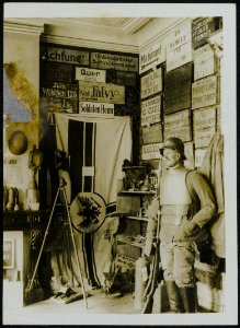 Corner of museum showing dummy in German armour of polished steel and German fla, Bestanddeelnr 158-0022