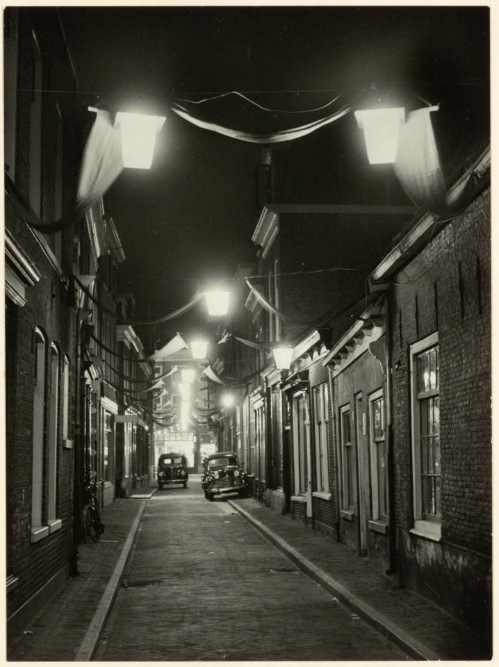 Cornelissteeg, ziende naar het westen, bij avond, versierd. NL-HlmNHA 54004647