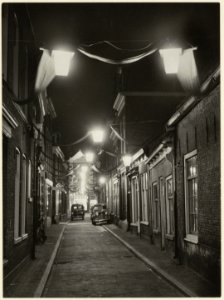Cornelissteeg, ziende naar het westen, bij avond, versierd. NL-HlmNHA 54004647