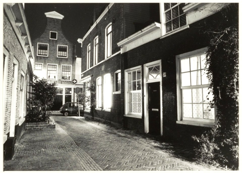 Cornelissteeg bij avond, ziende naar het oosten. NL-HlmNHA 54020869