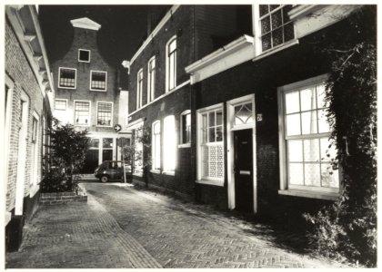 Cornelissteeg bij avond, ziende naar het oosten. NL-HlmNHA 54020869