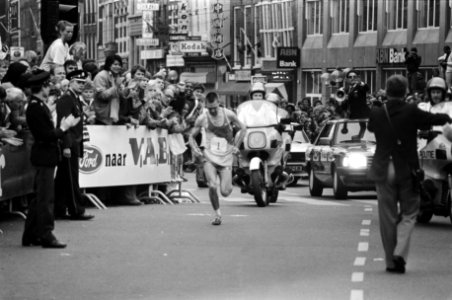 Cor Vriend op weg naar de finish, Bestanddeelnr 932-5839