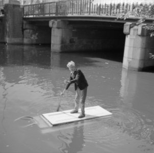 Cor Mudink vaart op zelfgemaakt vlot door de Prinsengracht, Bestanddeelnr 911-5158