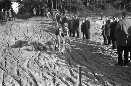 Cor Rutgers Nederlands kampioen cycle cross , hier in actie, Bestanddeelnr 917-3901