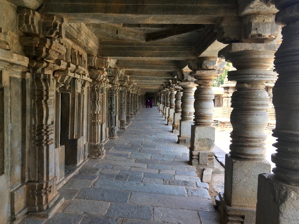 Corridors of Keshava temple, Somnathpur 01