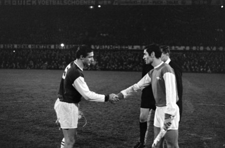 Cor Veldhoen (links) met Arsenal aanvoerder Frank McLintock tijdens de toss, Bestanddeelnr 920-8542