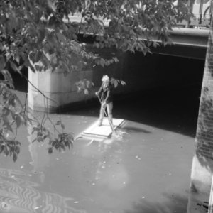 Cor Mudink vaart op zelfgemaakt vlot door de Prinsengracht, Bestanddeelnr 911-5161