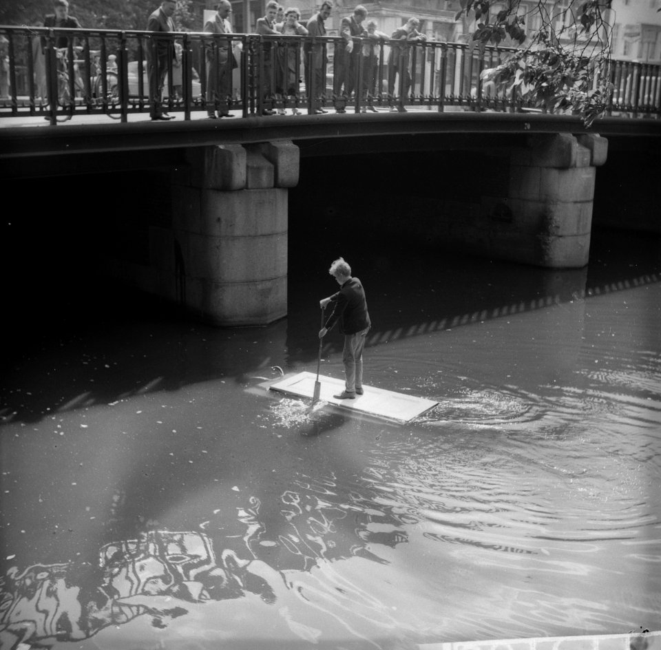 Cor Mudink vaart op zelfgemaakt vlot door de Prinsengracht, Bestanddeelnr 911-5160