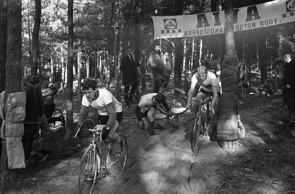 Cor Rutgers Nederlands kampioen cycle cross , de renner in actie, Bestanddeelnr 917-3903