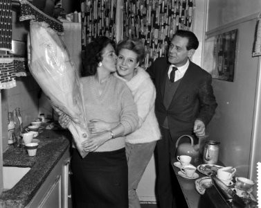Corine Rottschafer thuis, in de keuken vlnr ma, Corine en pa, Bestanddeelnr 910-8197