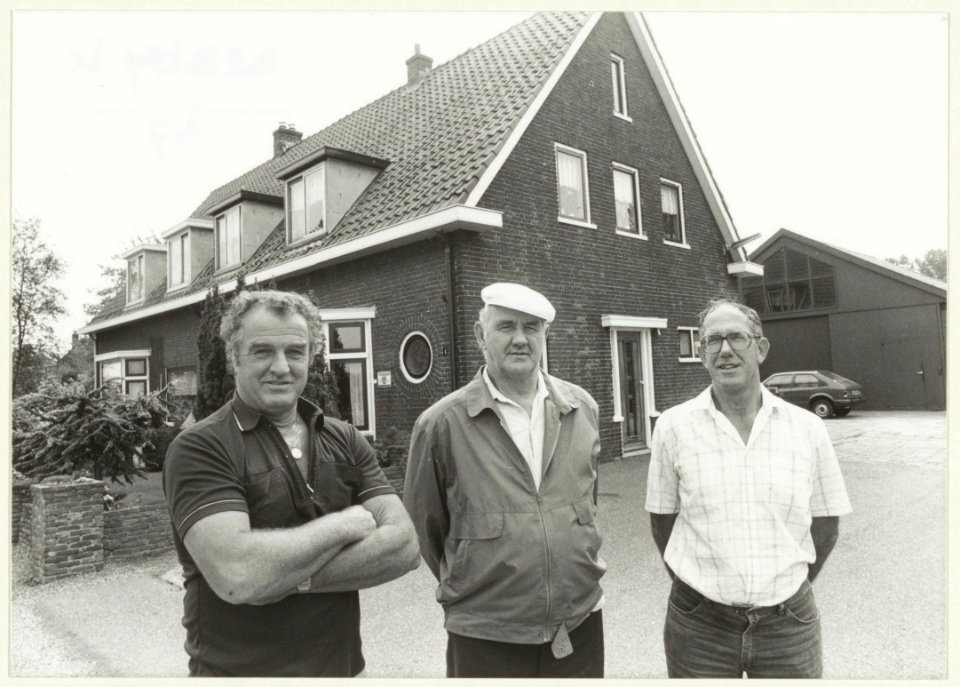 Cor Molenaar (l) uit Nieuw-Zeeland met broers Kees (m) en Ton. NL-HlmNHA 54031420