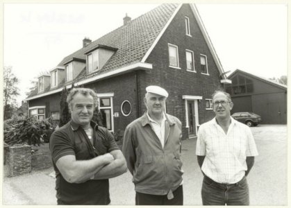 Cor Molenaar (l) uit Nieuw-Zeeland met broers Kees (m) en Ton. NL-HlmNHA 54031420