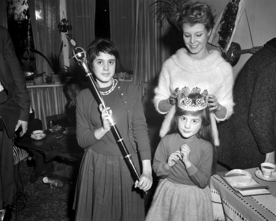 Corine Rottschäfer (Miss World) thuis met zusjes Lies en Marian, Bestanddeelnr 910-8191