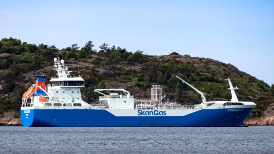Coralius IMO 9769128 backing into the product terminal at Preemraff Lysekil