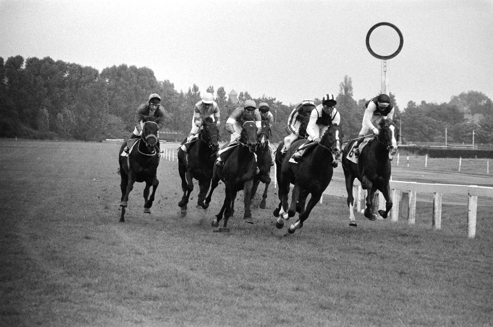 Corrals Bond met jockey B.A. Rouse uit Engeland wint de race, Blondie met jockey, Bestanddeelnr 931-0158