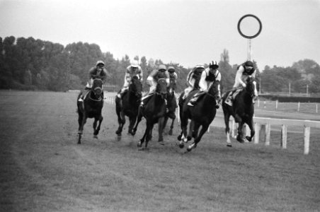 Corrals Bond met jockey B.A. Rouse uit Engeland wint de race, Blondie met jockey, Bestanddeelnr 931-0158