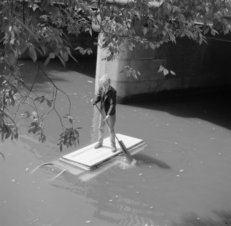 Cor Mudink vaart op zelfgemaakt vlot door de Prinsengracht, Bestanddeelnr 911-5159