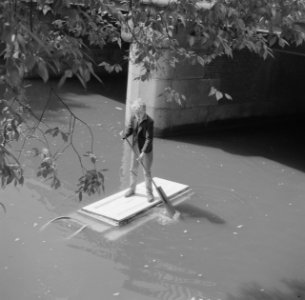 Cor Mudink vaart op zelfgemaakt vlot door de Prinsengracht, Bestanddeelnr 911-5159