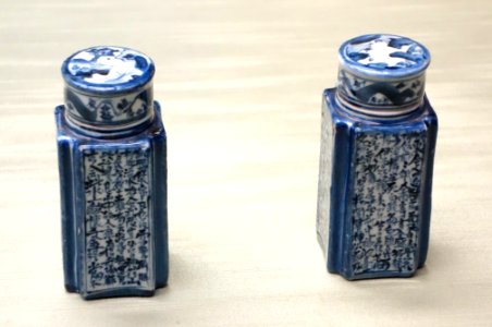 Cornered Tea Caddies by Aoki Mokubei (1767-1833), Edo period, 19th century, poem design in underglaze blue - Tokyo National Museum - DSC06066