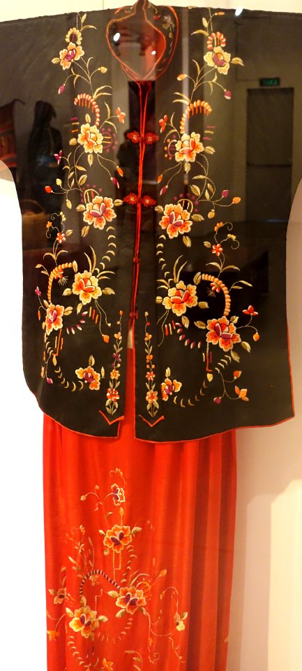 Costume for the first return of the bride to her family, Ho Chi Minh City - Vietnamese Women's Museum - Hanoi, Vietnam - DSC04419