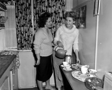 Corine Rottschäfer thuis, in de keuken links ma en rechts Corine, Bestanddeelnr 910-8198