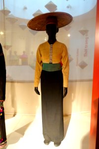 Costume, Thai Trang, Son La, 1980, shirt and skirt in handmade cotton, silk belt, silver fastener in shape of a butterfly - Vietnamese Women's Museum - Hanoi, Vietnam - DSC03849