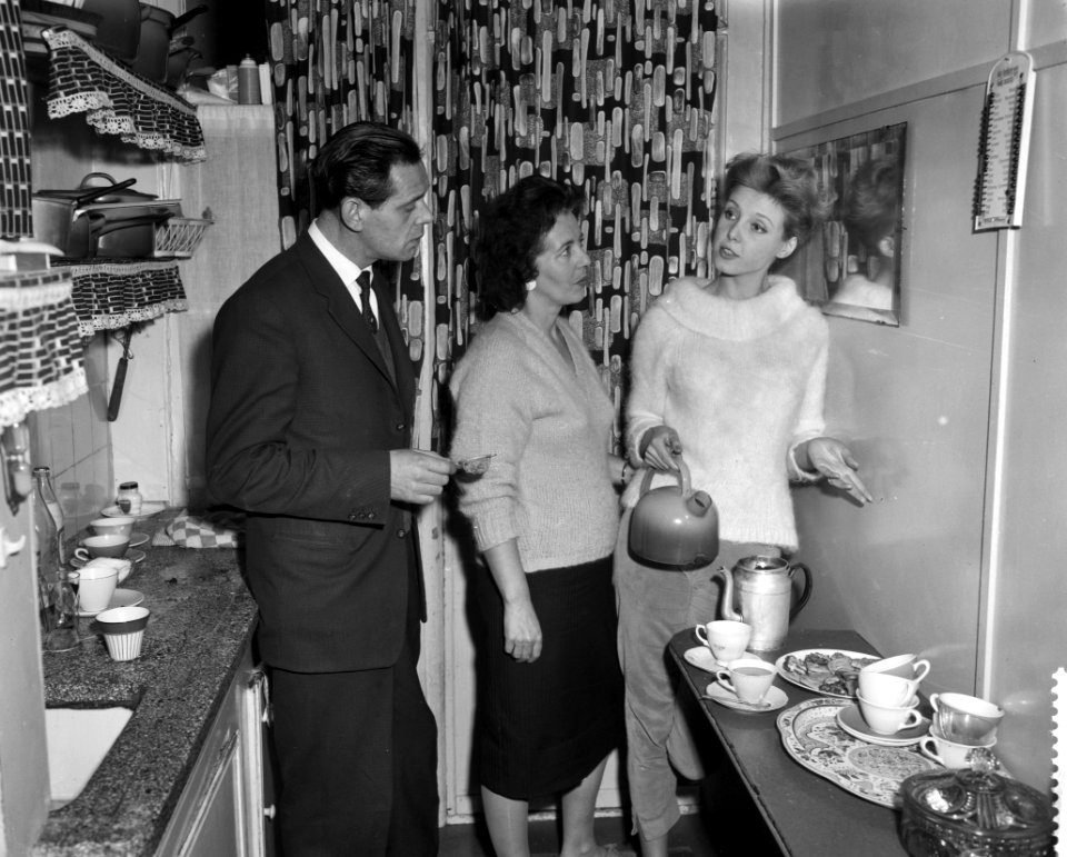 Corine Rottschäfer thuis, in de keuken vlnr pa, ma en Corine, Bestanddeelnr 910-8196
