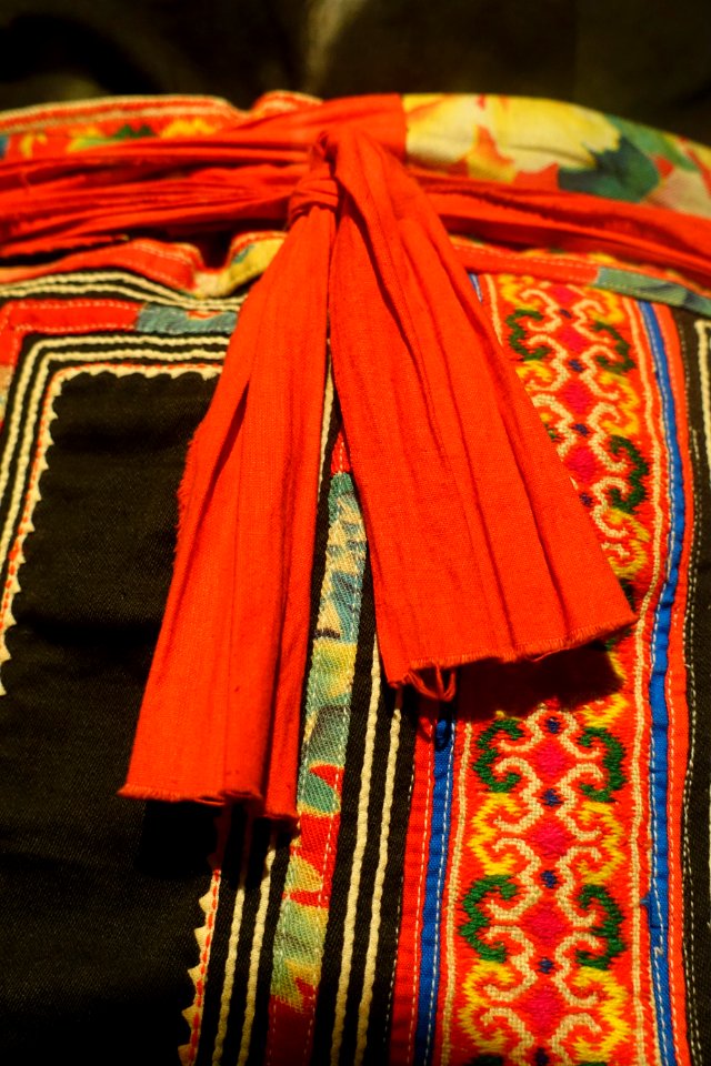 Costume, Hmong Hoa, Lao Cai, 1950, view 5, gown and apron in industrial cotton, skirt in three panels of help, trimmed in batik patterns - Vietnamese Women's Museum - Hanoi, Vietnam - DSC03770