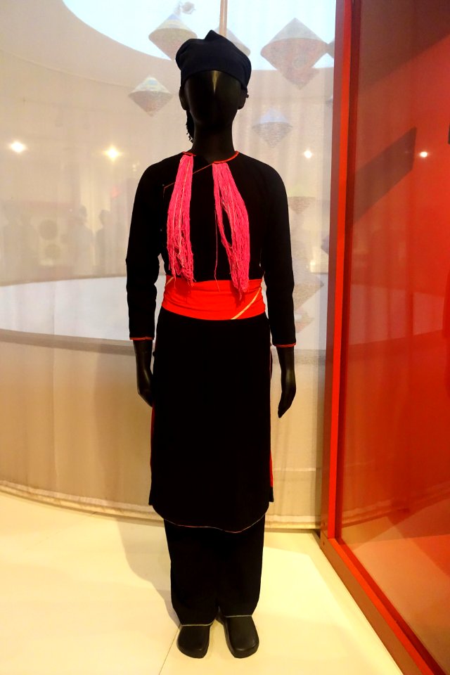 Costume, Dao Tuyen, Lao Cai, 1980, handmade cotton, indigo, wool - Vietnamese Women's Museum - Hanoi, Vietnam - DSC03706