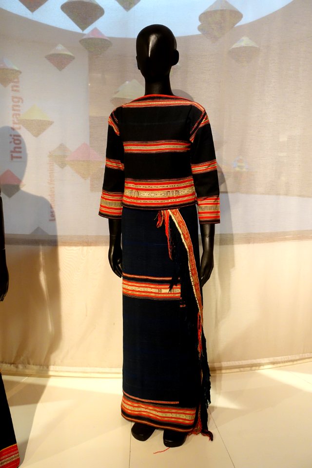 Costume, Gia-rai, Kon Tum, 1980, view 1, handmade cotton, natural dyes - Vietnamese Women's Museum - Hanoi, Vietnam - DSC04075