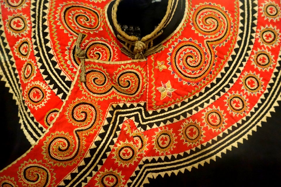 Costume, Hmong Hoa, Lao Cai, 1950, view 2, gown and apron in industrial cotton, skirt in three panels of help, trimmed in batik patterns - Vietnamese Women's Museum - Hanoi, Vietnam - DSC03760