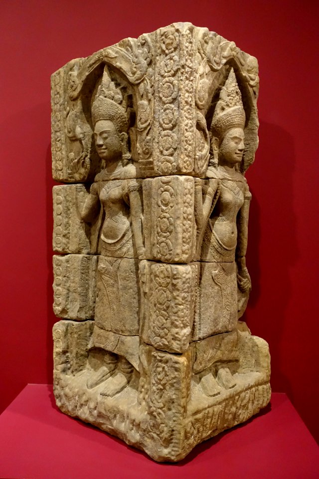Corner relief with devatas, Cambodia, Khmer empire, Bayon period, late 1100s to early 1200s AD, sandstone - Dallas Museum of Art - DSC05033