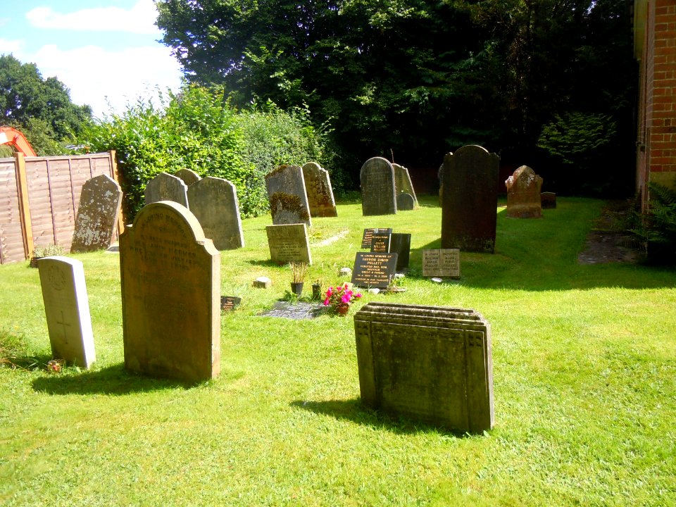Copthorne Chapel, Copthorne (August 2016) (Churchyard)