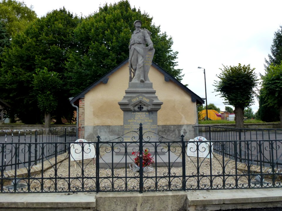 Coucy (Ardennes) monument aux morts