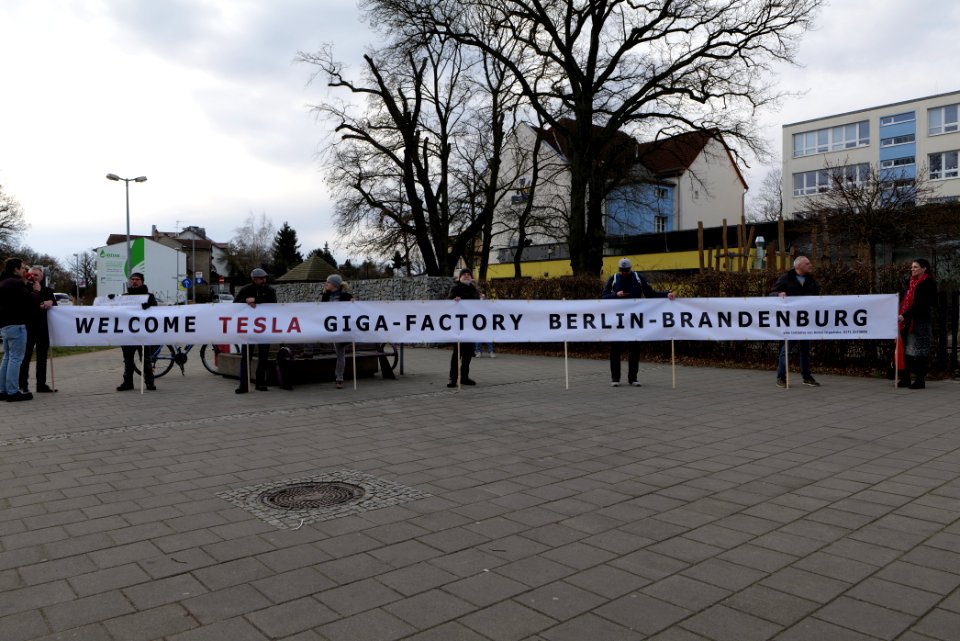 Counter protest at Protest against Tesla factory Erkner 2020-02-22 02