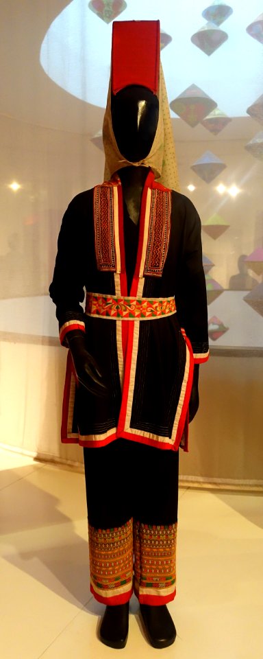 Costume, Dao Thanh Phan, Quang Ninh, 2004, industrial cotton and dyes - Vietnamese Women's Museum - Hanoi, Vietnam - DSC03714