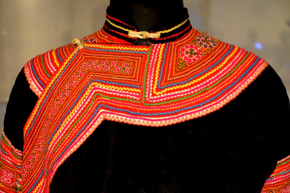 Costume, Hmong Hoa, Lao Cai, 2008, view 2, industrial cotton, hemp, velvet, wool, batik patterns - Vietnamese Women's Museum - Hanoi, Vietnam - DSC03803