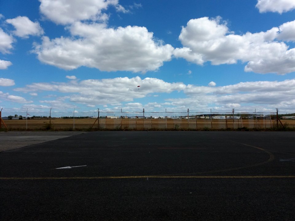 Corbas - Aérodrome - Un parachutiste vu depuis le musée de l'aviation