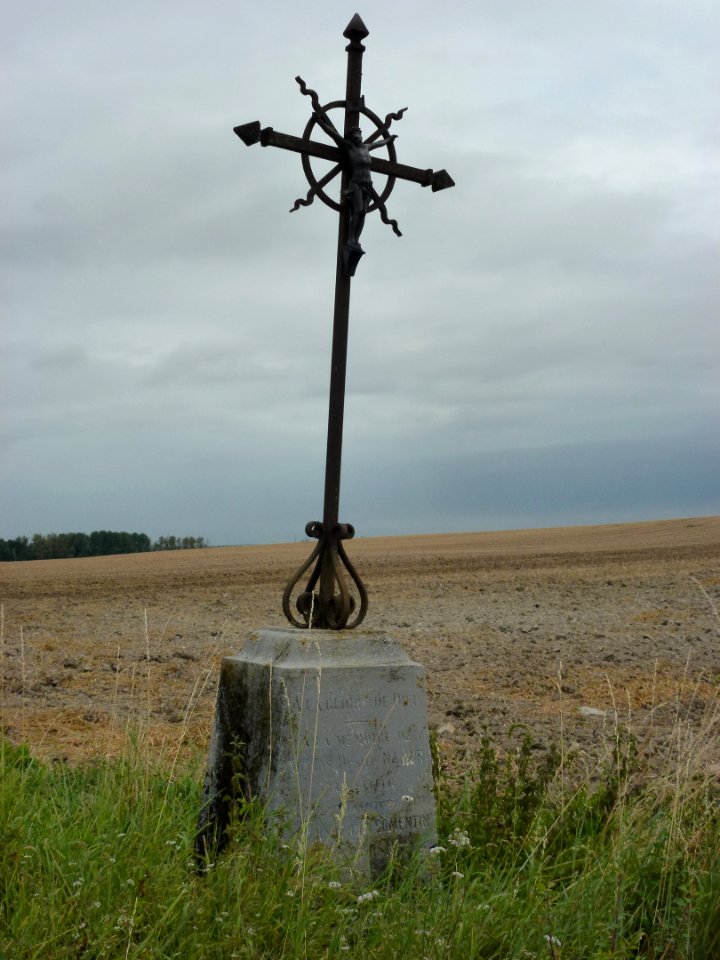 Coucy (Ardennes) croix de chemin