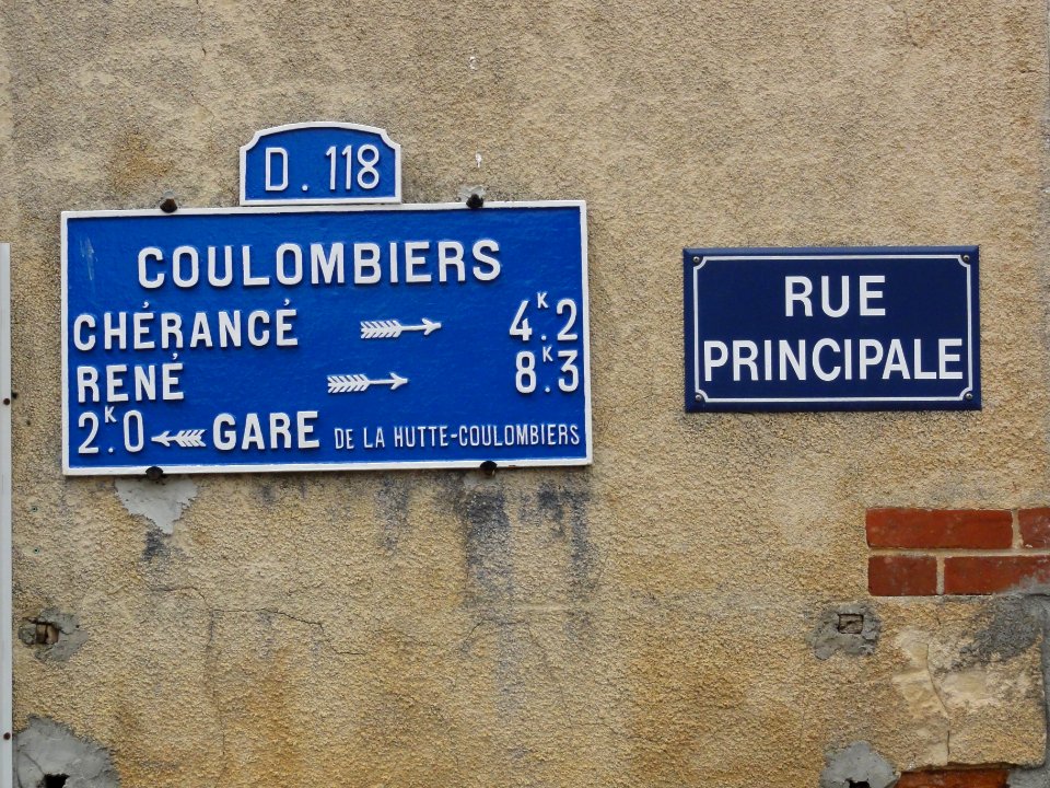 Coulombiers (Sarthe) plaque de cocher D118, Rue principale