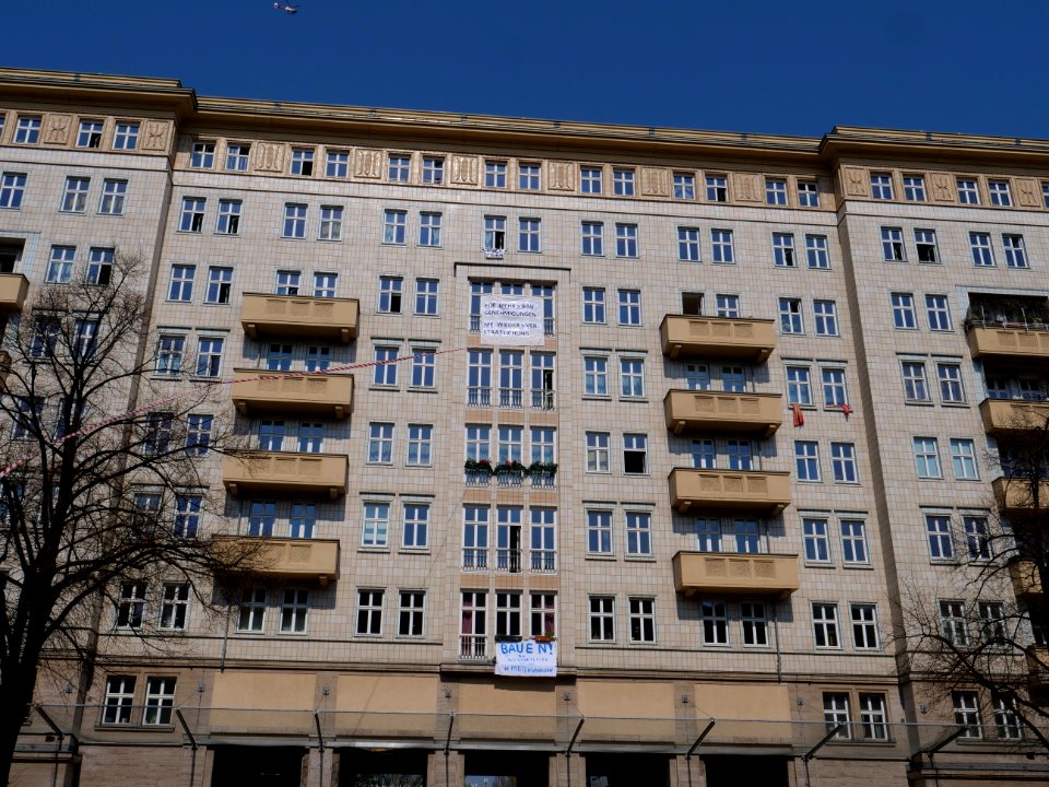 Counter-protest banner at the Karl-Marx-Allee during Mietenwahnsinn demonstration 06-04-2019 03