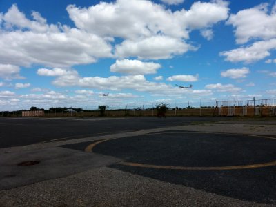 Corbas - Aérodrome - Un planeur au décollage vu depuis le musée de l'aviation
