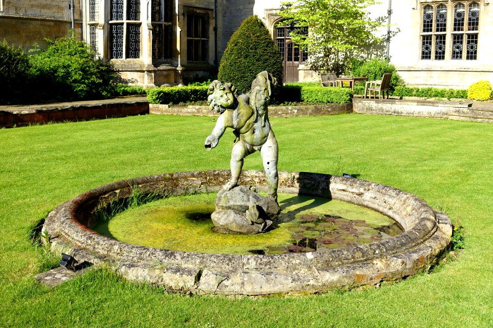 Courtyard boy - Rushton Hall - Northamptonshire, England - DSC09496