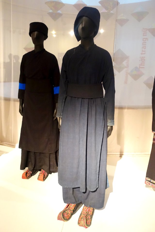 Costume, Tay, Cao Bang, 1962, handmade cotton, indigo - Vietnamese Women's Museum - Hanoi, Vietnam - DSC03864